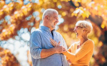 5 façons de garder la passion vivante dans votre relation après 50 ans, selon les experts