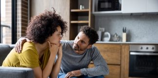 5 questions que votre partenaire peut poser s’il vous trompe, disent les thérapeutes