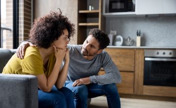 5 questions que votre partenaire peut poser s’il vous trompe, disent les thérapeutes