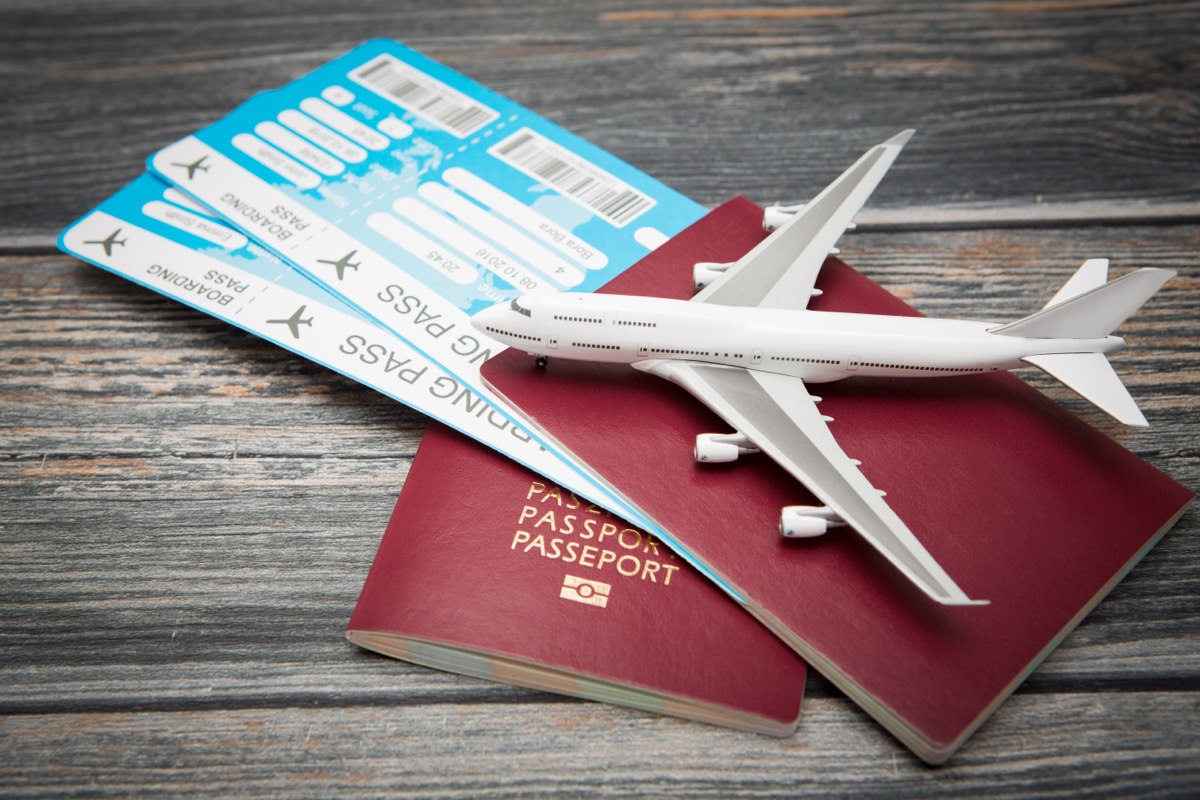 Deux passeports et cartes d'embarquement