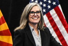 La democrate Katie Hobbs bat la favorite de MAGA, Kari Lake, dans une course a enjeux eleves pour le poste de gouverneur en Arizona