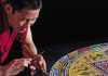 Monuments de Patience : Mandalas de sable colores crees par des moines tibetains