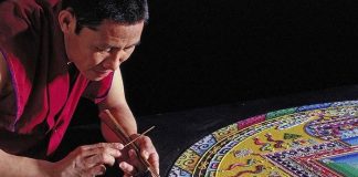 Monuments de Patience : Mandalas de sable colores crees par des moines tibetains
