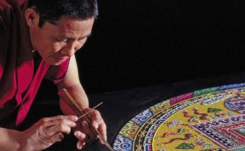 Monuments de Patience : Mandalas de sable colores crees par des moines tibetains