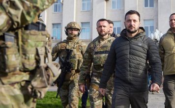 Zelenskyy rend visite à Kherson libéré pour célébrer la retraite russe